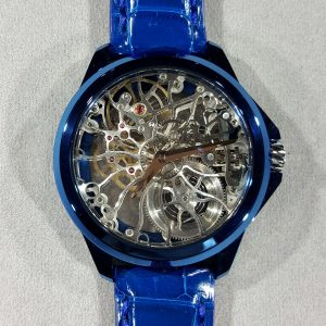 ブルーのスケルトン時計