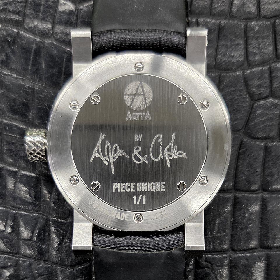 裏蓋には1/1の刻印