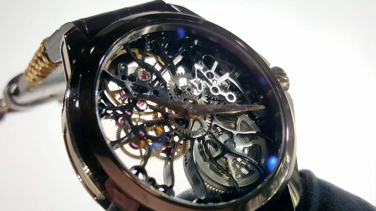 上品な大人色のスケルトン腕時計